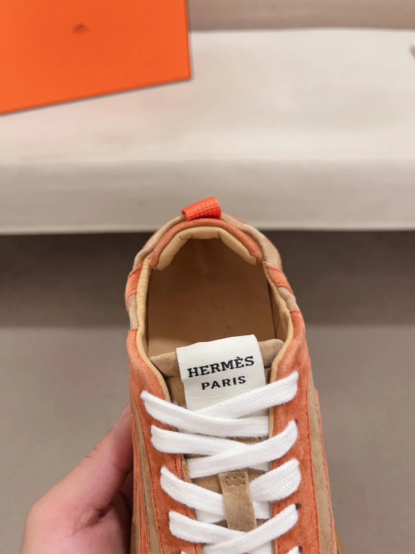 Men's men's shoes 💰: 720💰 Hermes top version # Couple style 💏 24ss casual sneakers Suede goatskin sneakers decorated with contrasting patterns and iconic "H" details, beautifully packaged at the delivery counter 🛍📦 Fabric: suede + cowhide Lining: mixed sheep lining Outsole: original TPU Bottom thickness: 2CM Size: 35-44